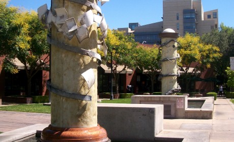 This retail center (including the Galleria) is well-supported by government employees. Most restaurants close their doors after work hours. This creates a deserted environment for visitors.